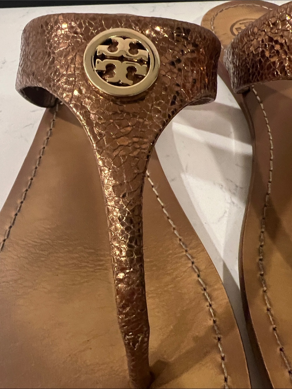Tory Burch metallic gold crackled leather thong sandals size 10 - Picture 6 of 15